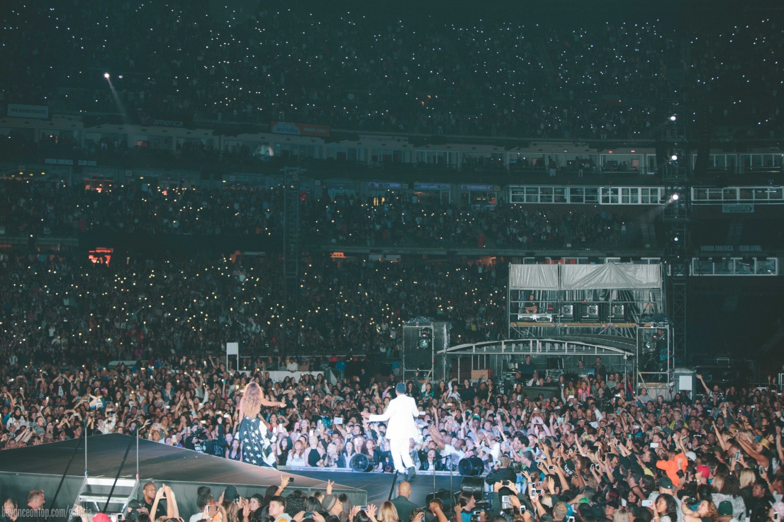 Beyoncé e Jay Z se apresentam em São Francisco. 